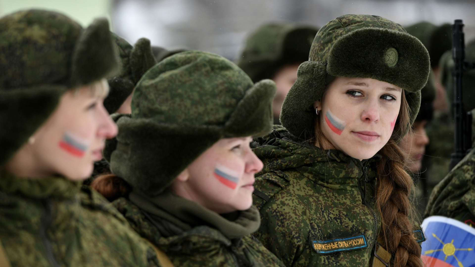 Установите группу военнослужащих женщин. Женщины в Российской армии. Девушки военнослужащие. Женщины военнослужащие в России. Красивые девушки военные.